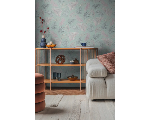 Salon avec papier peint à motifs, étagère et canapé blanc