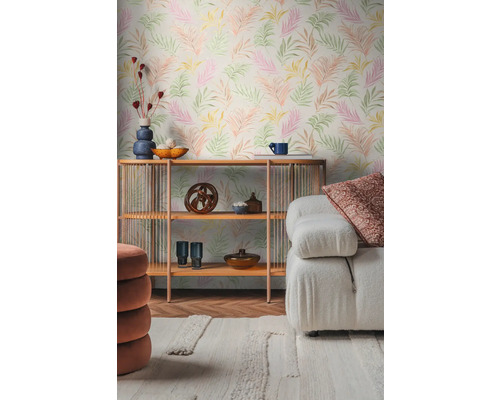 Salon avec papier peint à motifs et étagère en bois