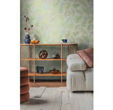 Salon avec papier peint à motifs, étagère et canapé