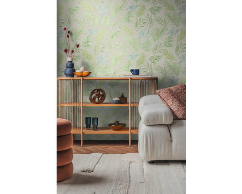 Salon avec papier peint à motifs, étagère et canapé