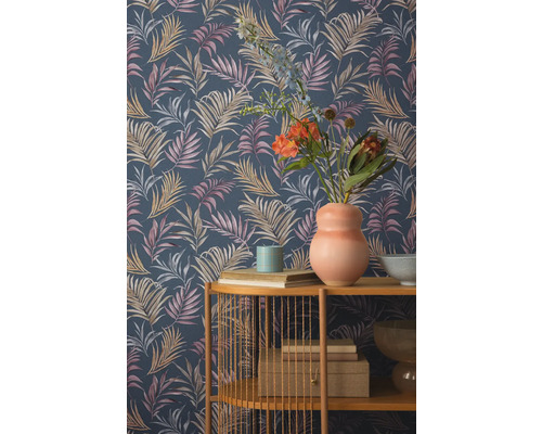 Pièce avec un mur avec un papier peint à motif de feuilles tropicales et une étagère avec des objets de décoration.