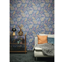 Salon avec un revêtement mural à motif de feuilles de palmier, une étagère et un canapé.