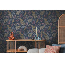 Scène avec papier peint à motifs de feuilles foncées, table et objets de décoration