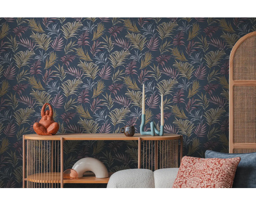 Scène avec papier peint à motifs de feuilles foncées, table et objets de décoration