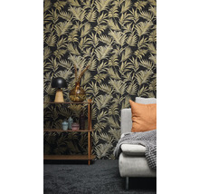 Salon avec papier peint à motifs, étagère et canapé