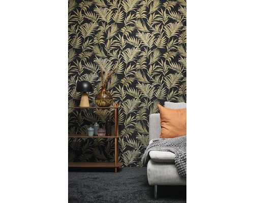 Salon avec papier peint à motifs, étagère et canapé