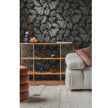 Salon avec papier peint à motifs, étagère et canapé