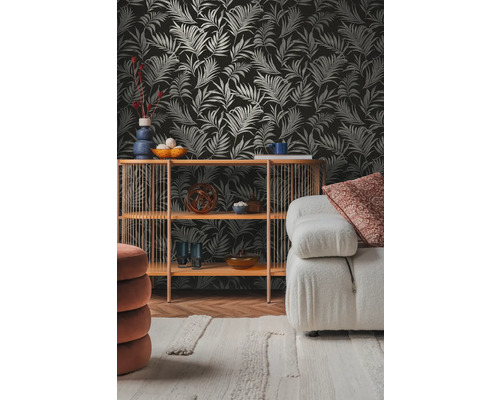 Salon avec papier peint à motifs, étagère et canapé