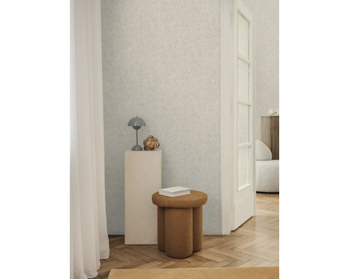 Heller Raum mit gemusterter Tapete, Hocker und Dekorationen für ein stilvolles Interieur.