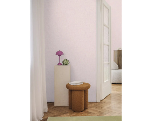 Innenaufnahme eines Raumes mit einem Hocker, einer Lampe und dekorativen Elementen.