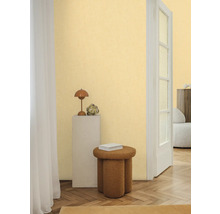 Innenraum mit Dekorationselementen, Lampe, Hocker und weißer Tür