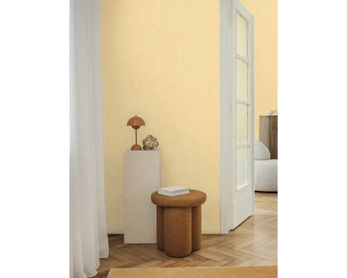 Innenraum mit Dekorationselementen, Lampe, Hocker und weißer Tür