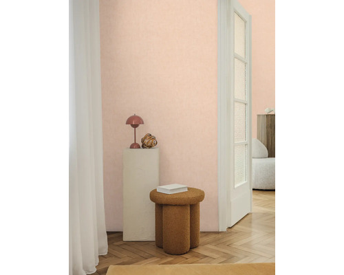 Raumansicht mit Dekorationselementen, Hocker und Tür