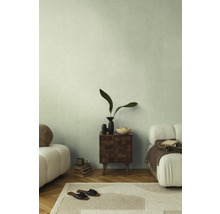 Innenraum mit Nachttisch, Dekoration und Sitzmöbeln für ein gemütliches Ambiente