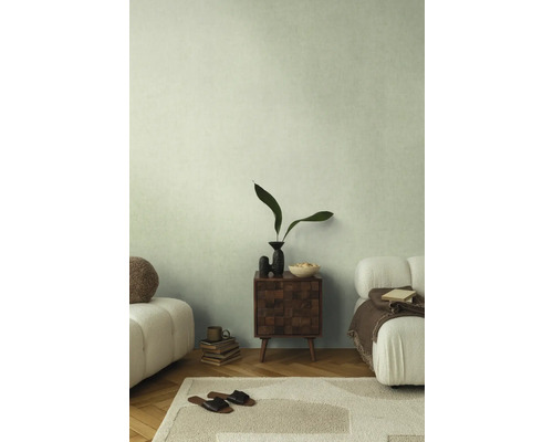 Innenraum mit Nachttisch, Dekoration und Sitzmöbeln für ein gemütliches Ambiente