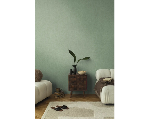 Helles Wohnzimmer mit grüner Wand, Nachttisch aus Holz und Sofas