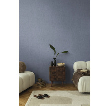 Dekoratives Wohnzimmer mit strukturierten Möbeln und Wandtapete.