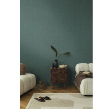 Salon avec mur, tapis, canapé et commode