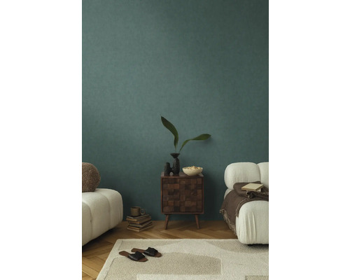 Salon avec mur, tapis, canapé et commode