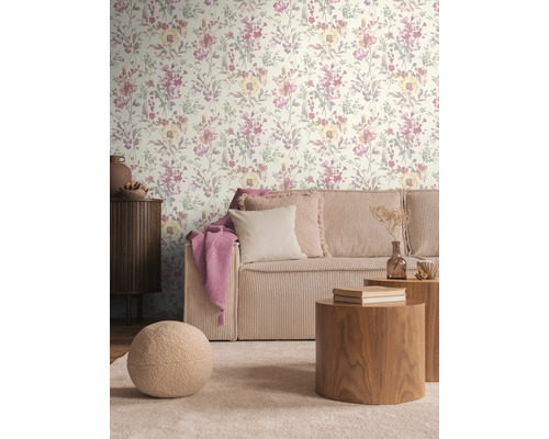 Salon avec papier peint à fleurs, canapé en velours côtelé et tables en bois