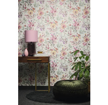 Pièce avec papier peint à fleurs, bureau, lampe et coussin de siège