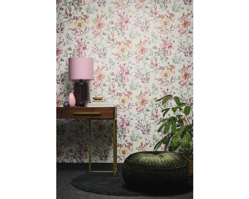 Pièce avec papier peint à fleurs, bureau, lampe et coussin de siège