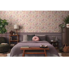 Schlafzimmer mit floraler Tapete, Bett und Holzmöbeln für eine gemütliche Atmosphäre.