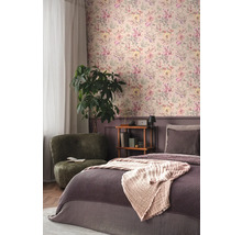 Schlafzimmer mit blumiger Tapete, Sessel und Bett