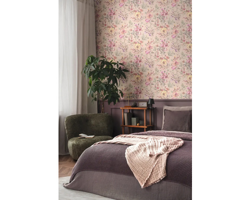 Schlafzimmer mit blumiger Tapete, Sessel und Bett