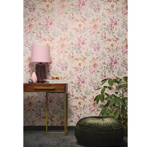 Raum mit Blumentapete, Konsole, Lampe, Zimmerpflanze und Sitzkissen