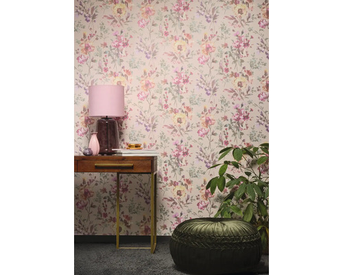 Raum mit Blumentapete, Konsole, Lampe, Zimmerpflanze und Sitzkissen