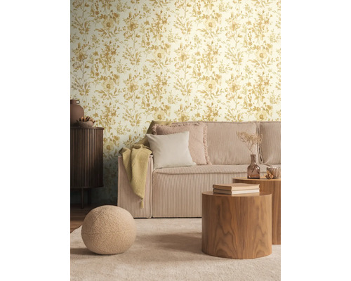 Salon avec papier peint à motifs floraux, canapé en velours côtelé, table basse et tapis pour une ambiance chaleureuse