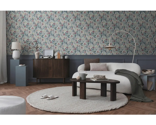 Salon avec papier peint à motifs, canapé, tapis et éléments en bois pour une ambiance chaleureuse