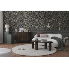 Salon avec papier peint floral, canapé, tapis et éléments en bois pour une atmosphère chaleureuse