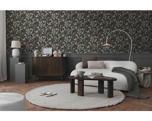 Salon avec papier peint floral, canapé, tapis et éléments en bois pour une atmosphère chaleureuse