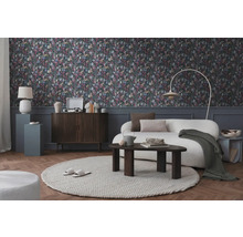 Wohnzimmer mit floral gemusterter Tapete, Sofa und Möbeln