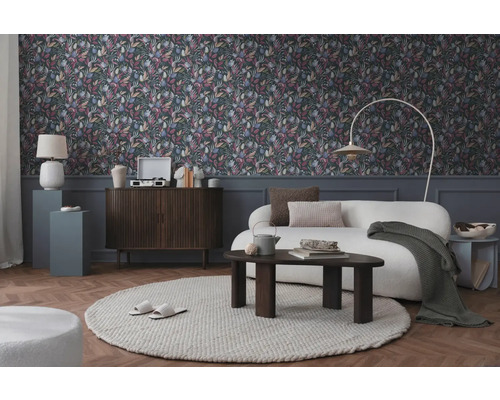 Wohnzimmer mit floral gemusterter Tapete, Sofa und Möbeln
