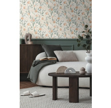 Salon avec papier peint à motifs floraux, canapé et table basse