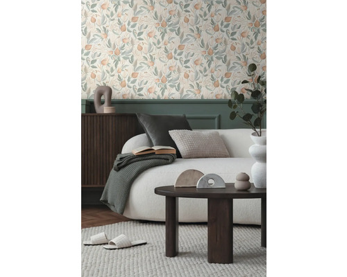 Salon avec papier peint à motifs floraux, canapé et table basse