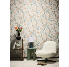 Exemple d'aménagement intérieur avec papier peint floral, fauteuil, table et étagère.