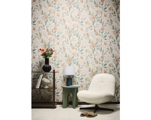 Exemple d'aménagement intérieur avec papier peint floral, fauteuil, table et étagère.