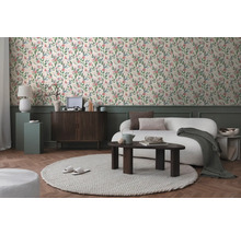 Salon décoratif avec papier peint à motifs, canapé et meubles en bois.