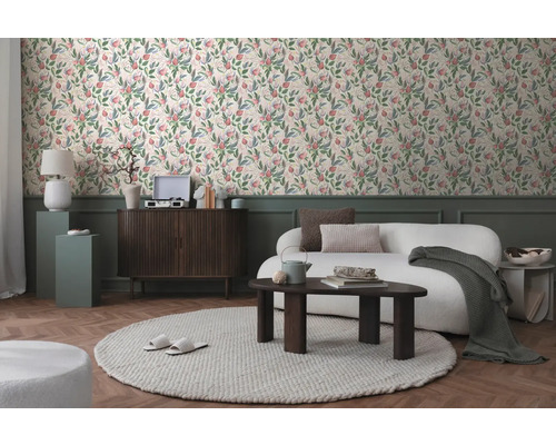 Salon décoratif avec papier peint à motifs, canapé et meubles en bois.