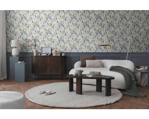 Salon avec papier peint à motifs floraux, canapé et table en bois