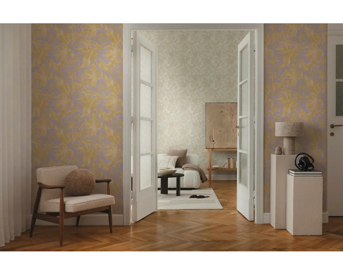 Salon lumineux avec papier peint à motifs, fauteuil et plancher en bois