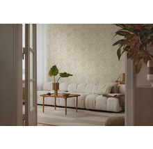 Salon avec papier peint à motifs beiges, canapé, table basse et plantes d'intérieur pour une ambiance lumineuse et organisée