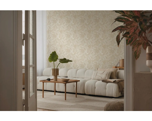 Salon avec papier peint à motifs beiges, canapé, table basse et plantes d'intérieur pour une ambiance lumineuse et organisée