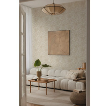 Salon avec papier peint à motifs, canapé, table et décoration