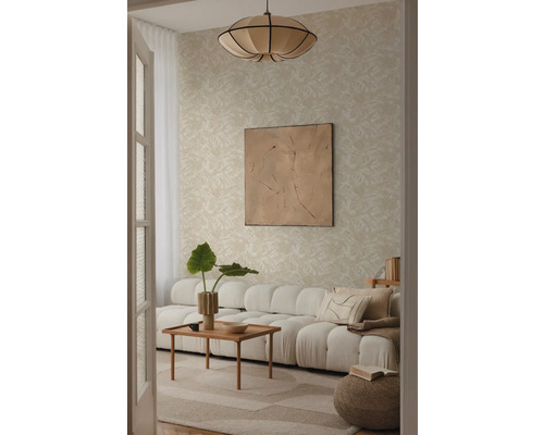 Salon avec papier peint à motifs, canapé, table et décoration