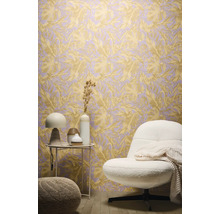 Exemple d'aménagement avec un papier peint à motif de feuilles, un fauteuil et une table d'appoint.